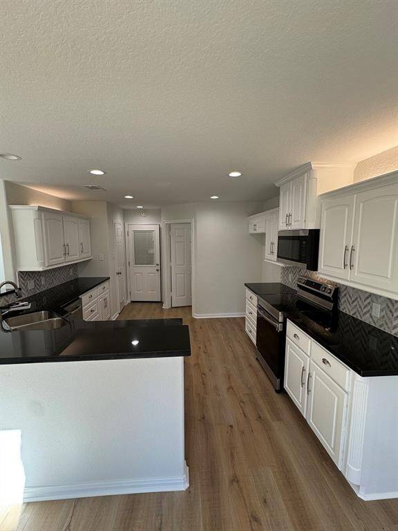 Kitchen w/breakfast bar