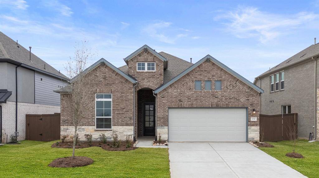 Welcome home to 318 Steam Bend Way located in the community of Brookwater and zoned to Lamar CISD.