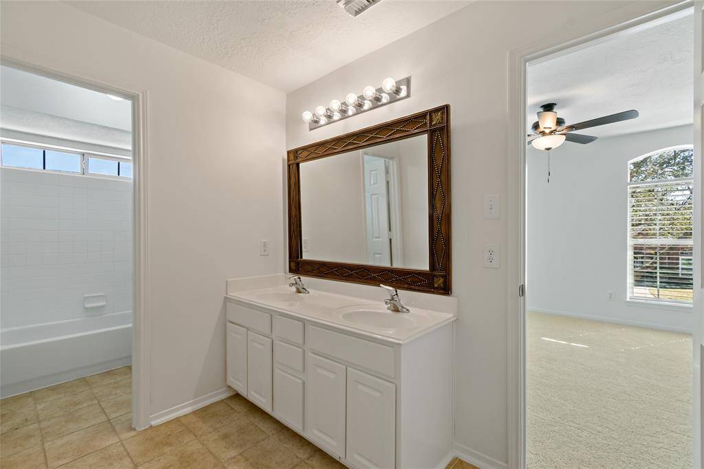 2nd Upstairs Jack & Jill Bath