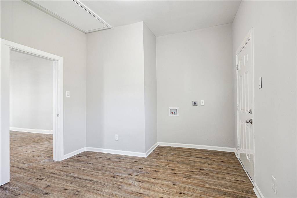 W/D connections in Oversized Utility Room