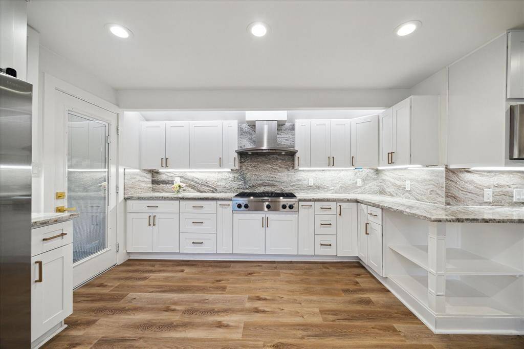 This chef inspired kitchen offers sleek stainless-steel appliances including a gas cooktop and stylish hood vent. With ample countertop space, a separate service bar, and a large walk-in pantry, you'll have plenty of room for all your favorite kitchen gadgets here.