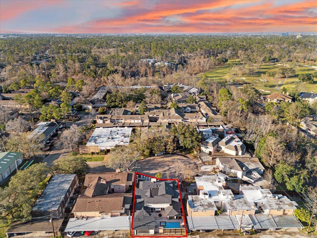 The location is ideal, on a quiet cul-de-sac, just a few blocks from both Woodway and Voss, providing easy access to both the 610 loop and I-10.