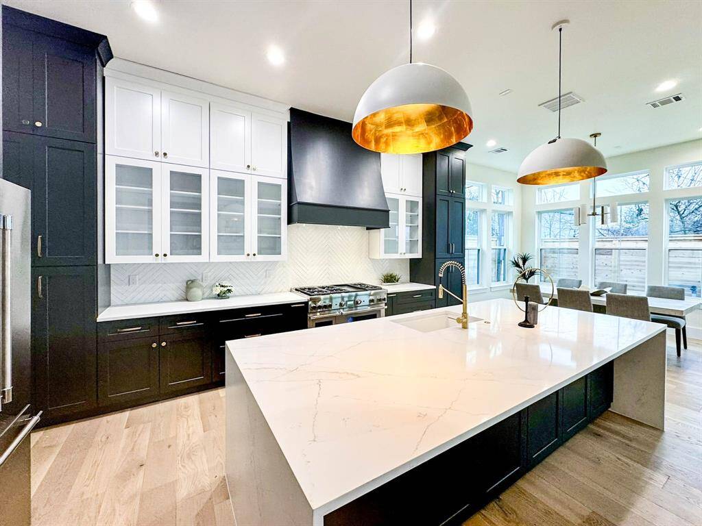 Elegant range hood