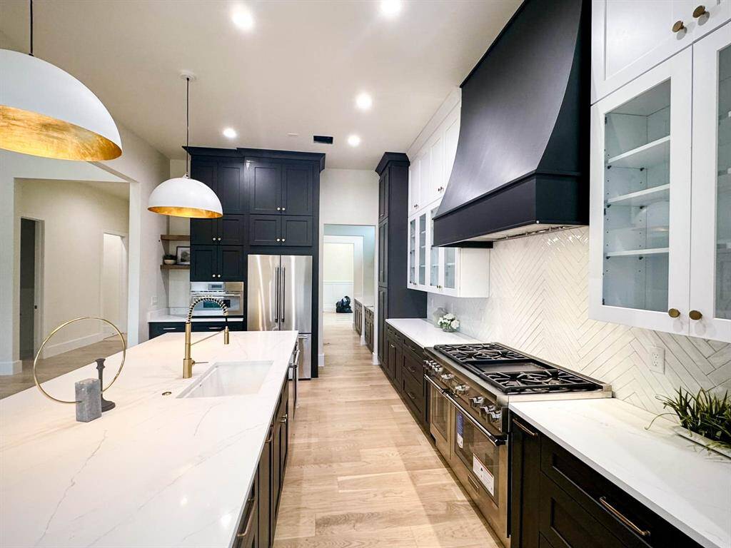 Lots of cabinet in kitchen area
