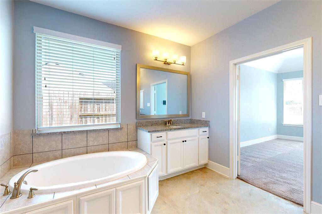 Master bath with soaking tub!