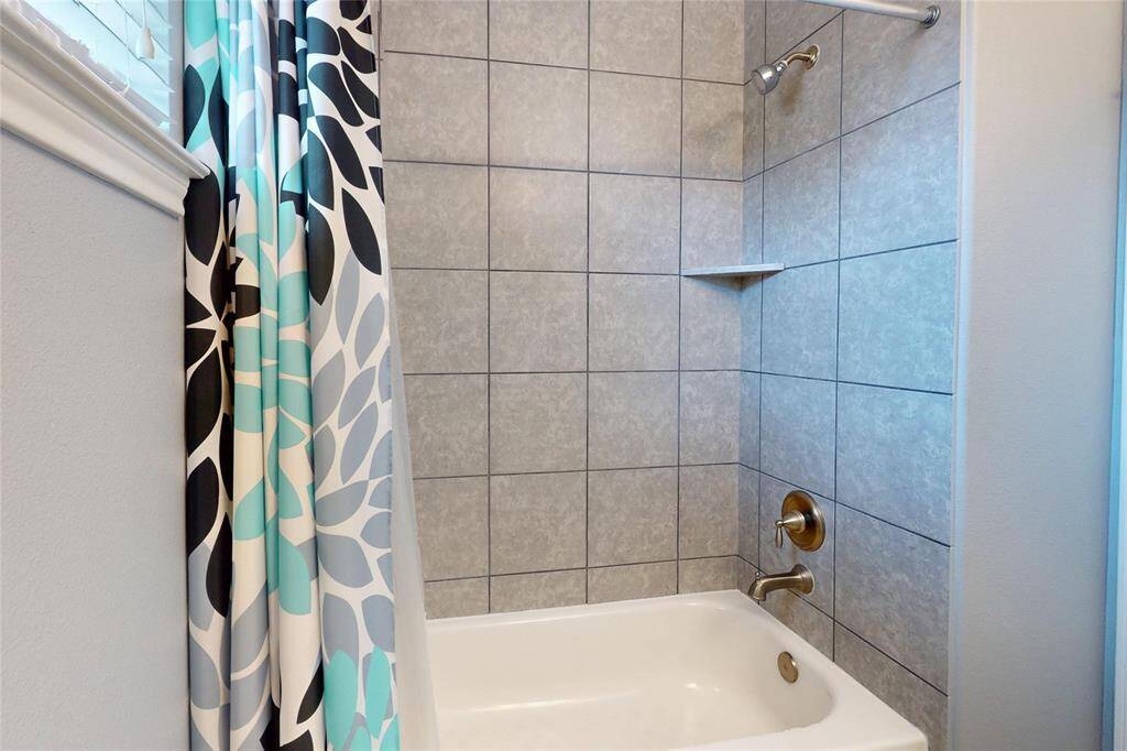 Share bathroom shower/tub combo