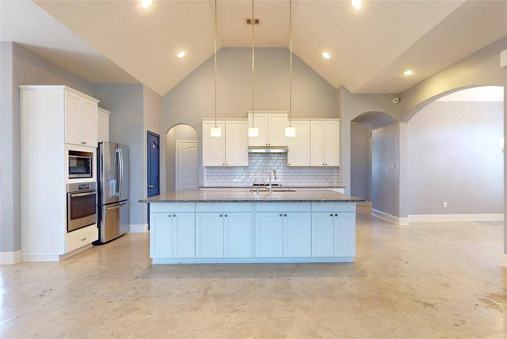 Kitchen w/ oversized island and granite counter tops