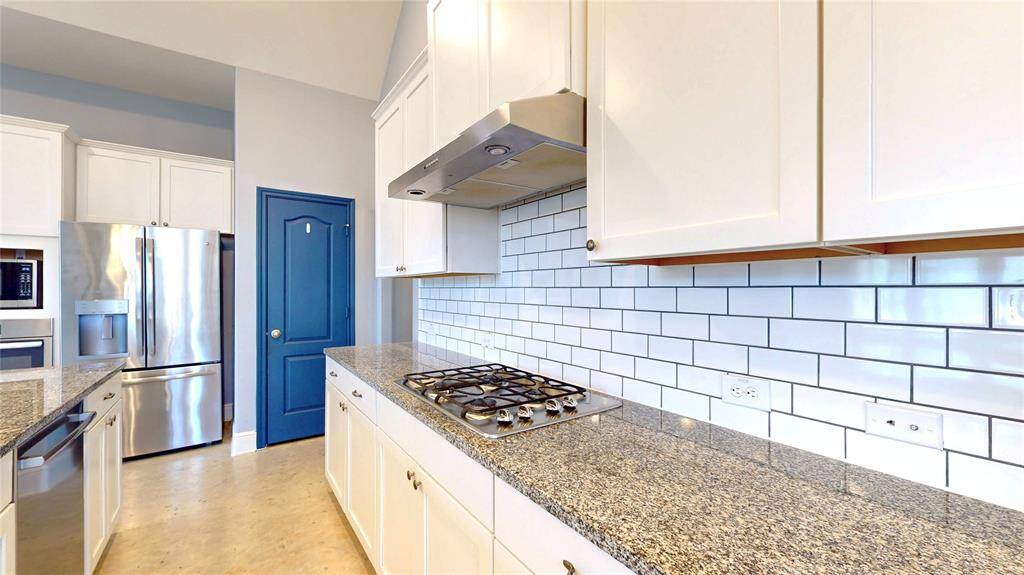Kitchen w/ oversized island and granite counter tops