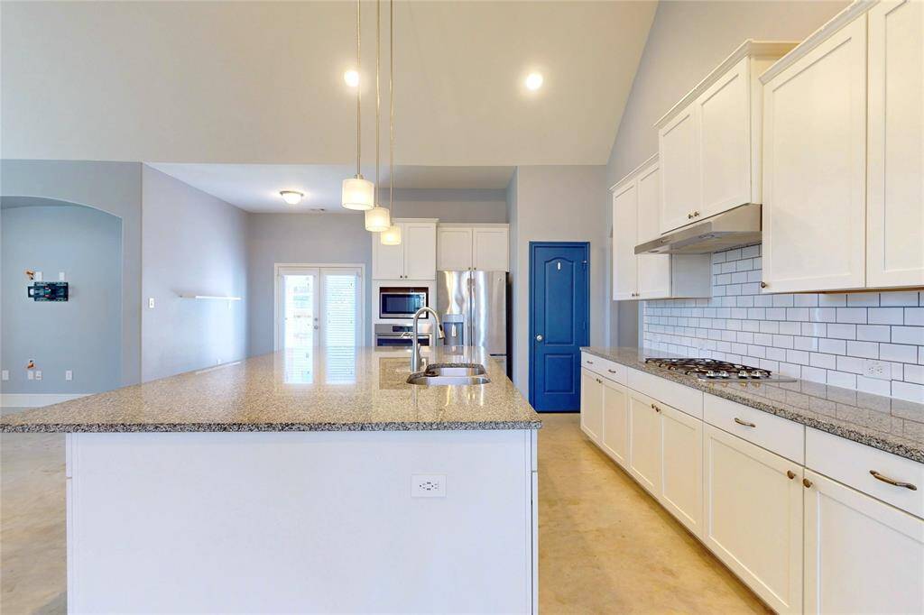 Kitchen w/ oversized island and granite counter tops