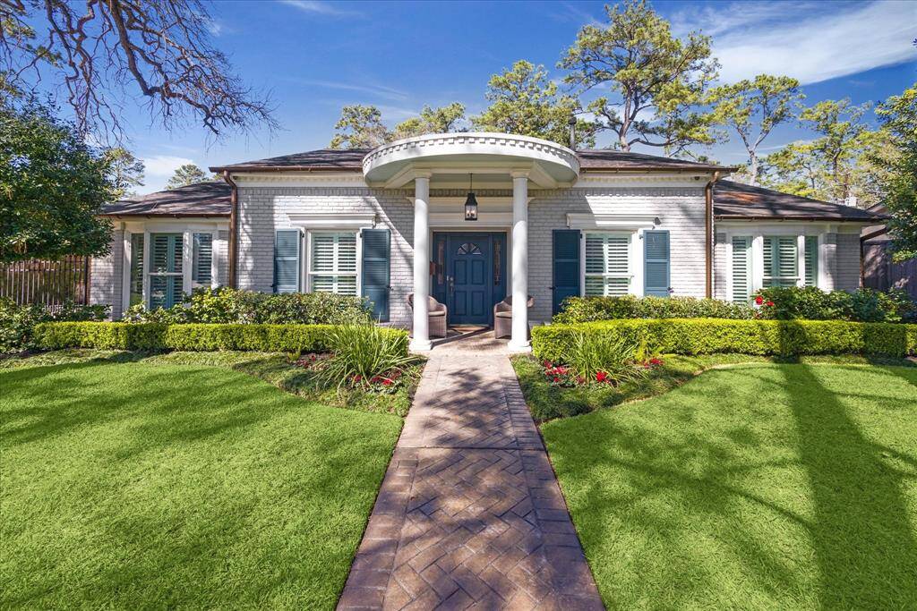 This stunning home is located in the back section of the highly sought after Briargrove Park neighborhood. The classic design features a welcoming front porch with elegant columns .