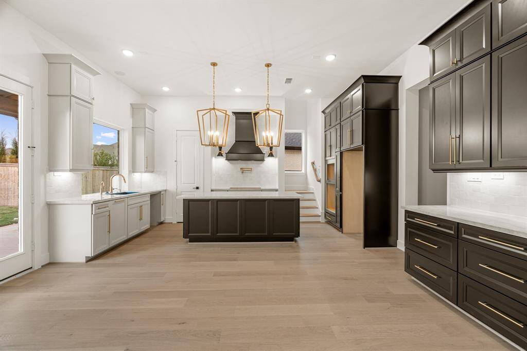 STYLISH DOUBLE DOORS, HIGH CEILINGS AND WOOD FLOORING WELCOME YOU HOME!