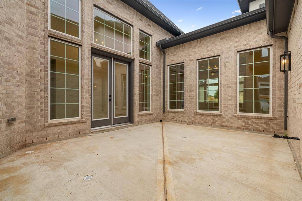INTERIOR COURTYARD FOR RELAXATION AND ENTERTAINING - LARGE PICTURE FRAME WINDOWS TO LET LIGHT IN