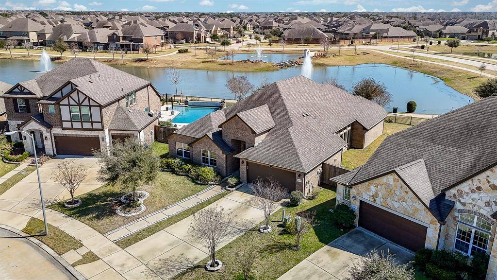 Perfect lot sitting on the lake