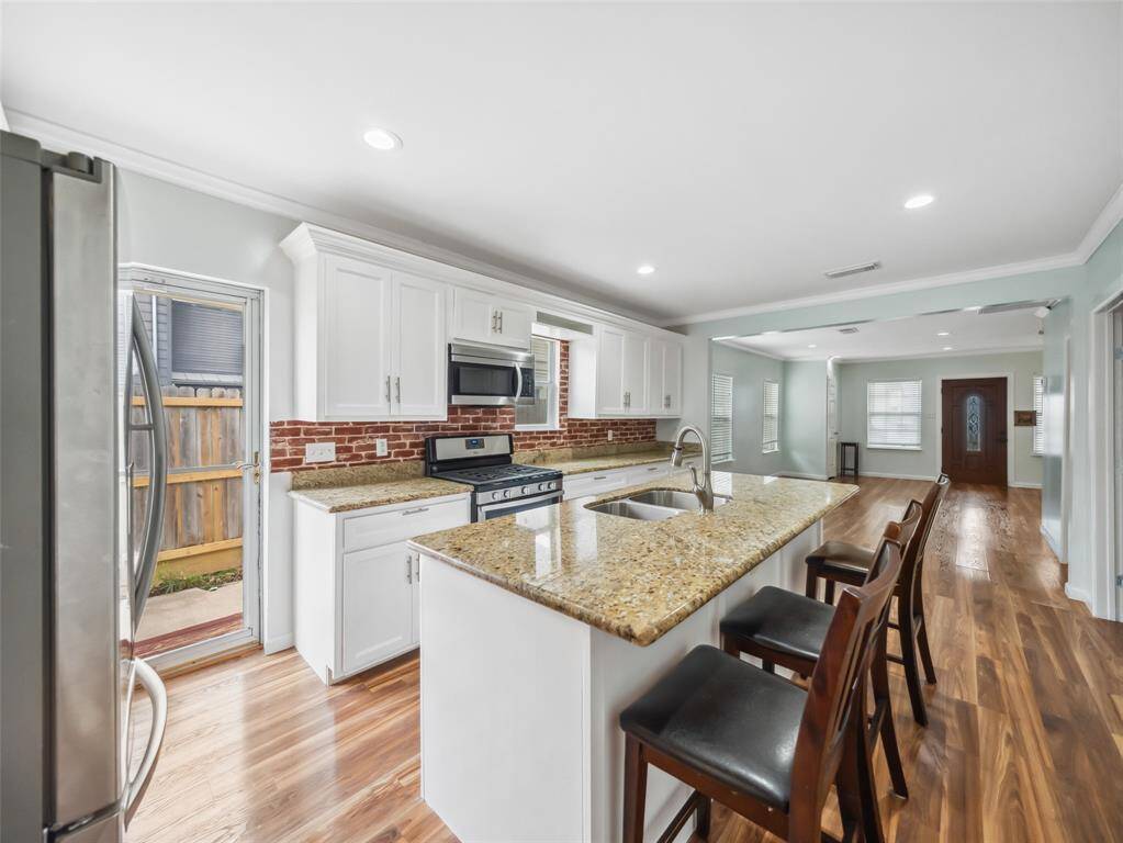 Stainless steel appliances, sleek granite countertops, and a stylish breakfast bar.Stainless steel appliances, sleek granite countertops, and a stylish breakfast bar.Stainless steel appliances, sleek granite countertops, and a stylish breakfast bar.