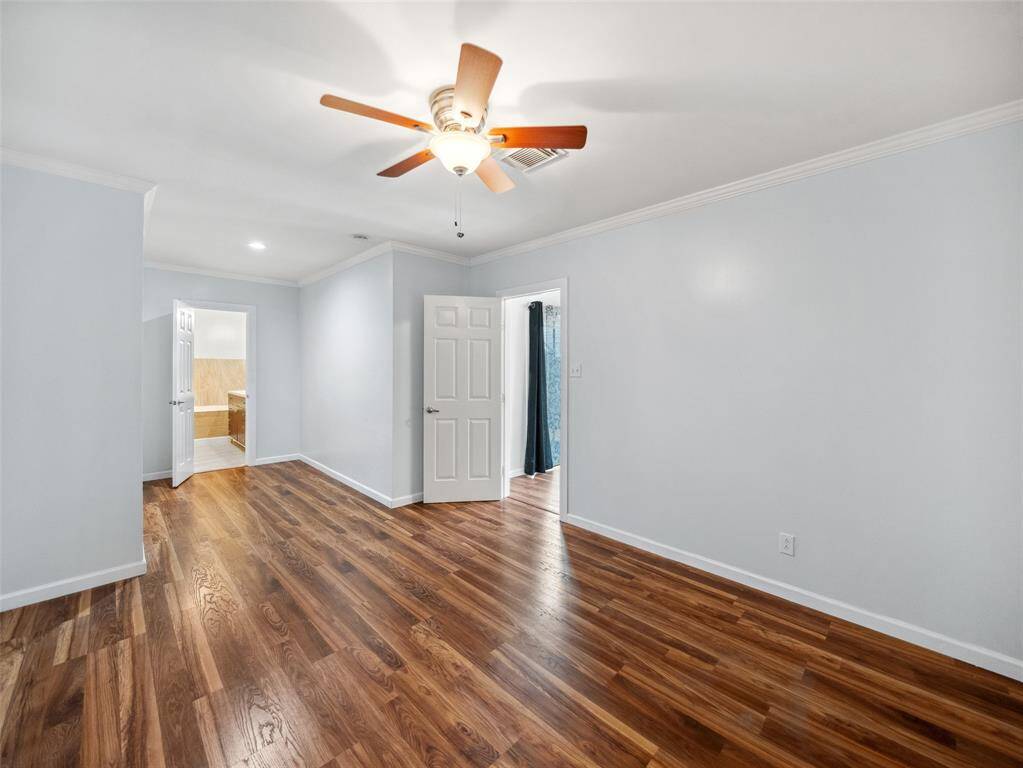 Spacious Living Area – Bright and airy open-concept living space with seamless flow.