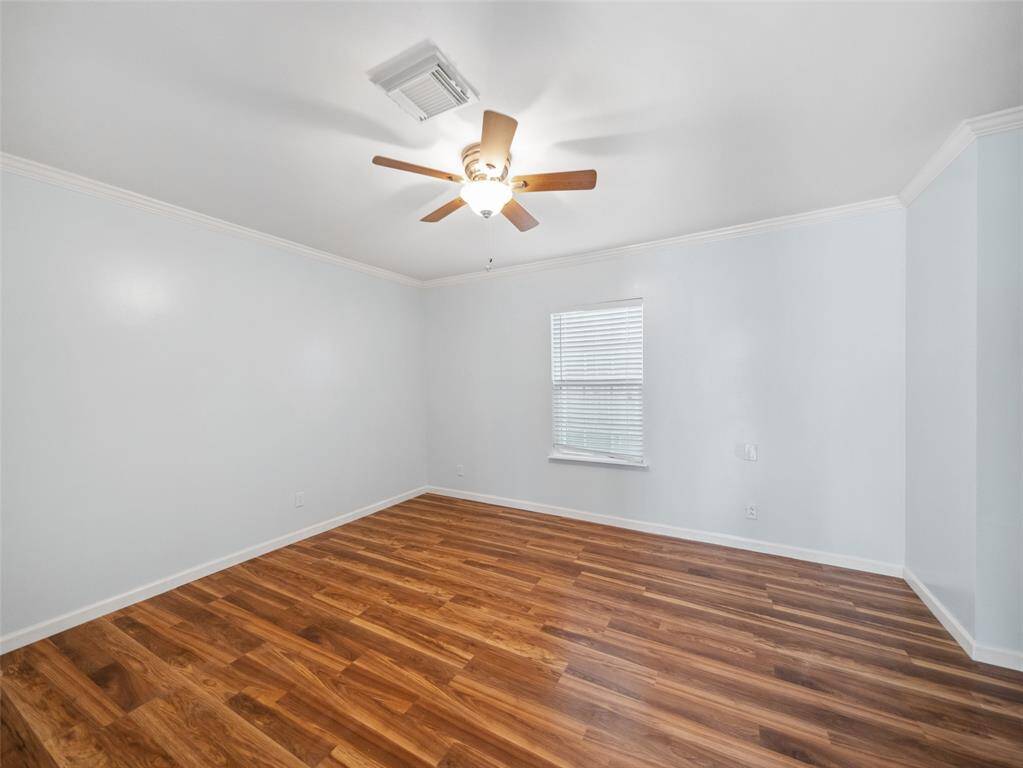 Comfortable secondary bedrooms, perfect for guests, family, or a home office.