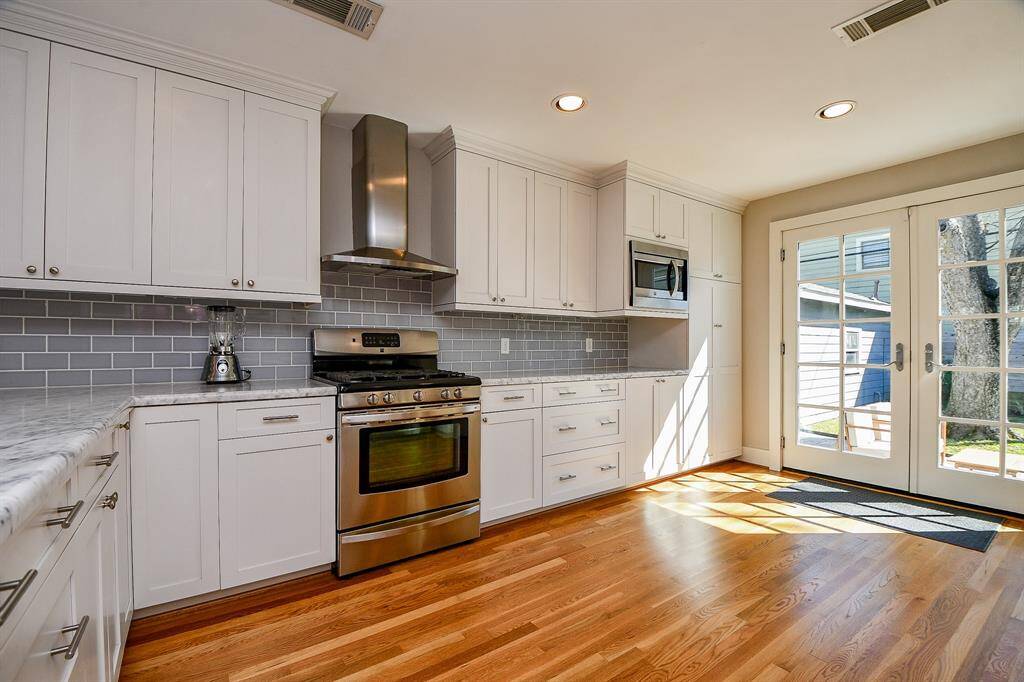 Another view of the kitchen.