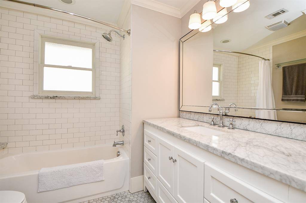Another view of the immaculate bath.