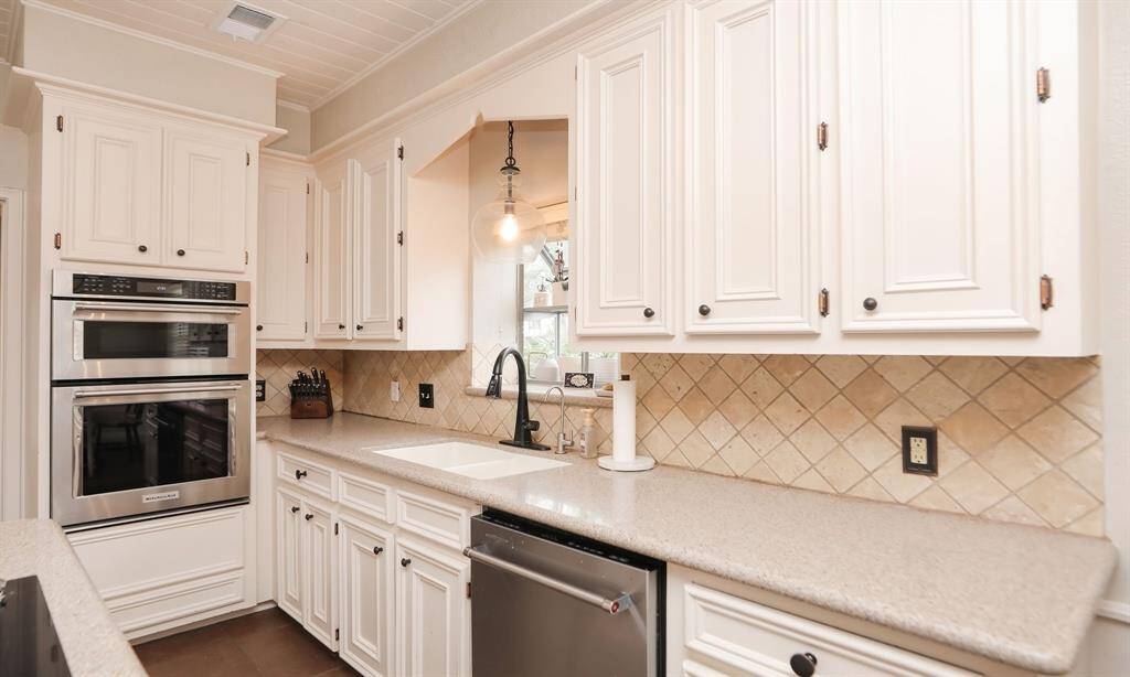 Large island with a cooktop and breakfast bar.