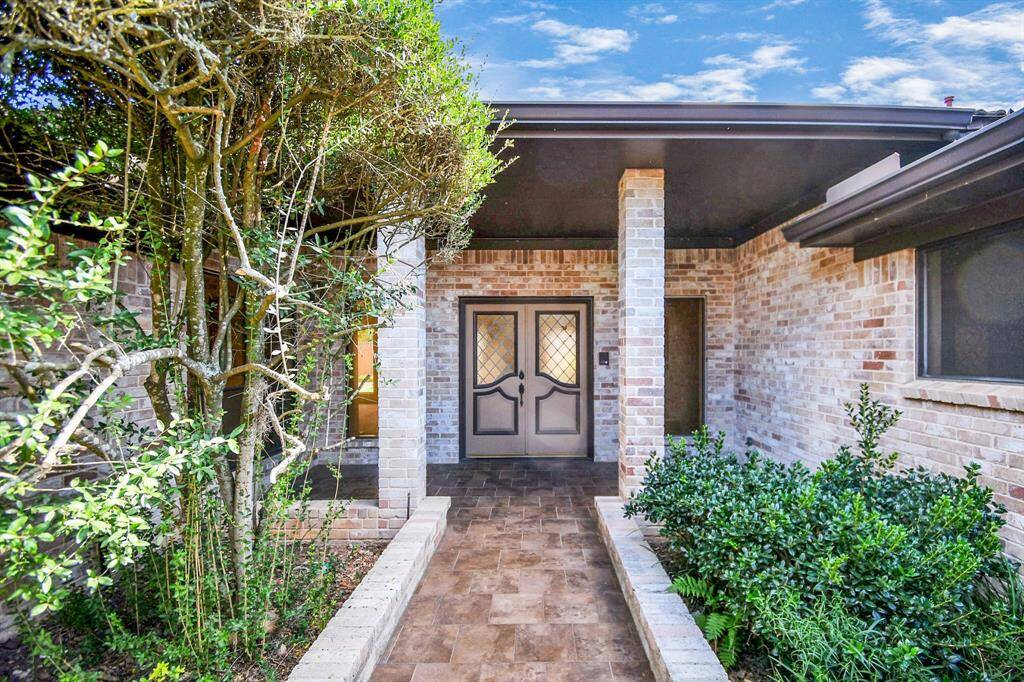 Gated courtyard entry provides a spectacular opportunity to reimagine this space with oversized pavers, a fountain, sculpture or even turf. The possibilities are endless!