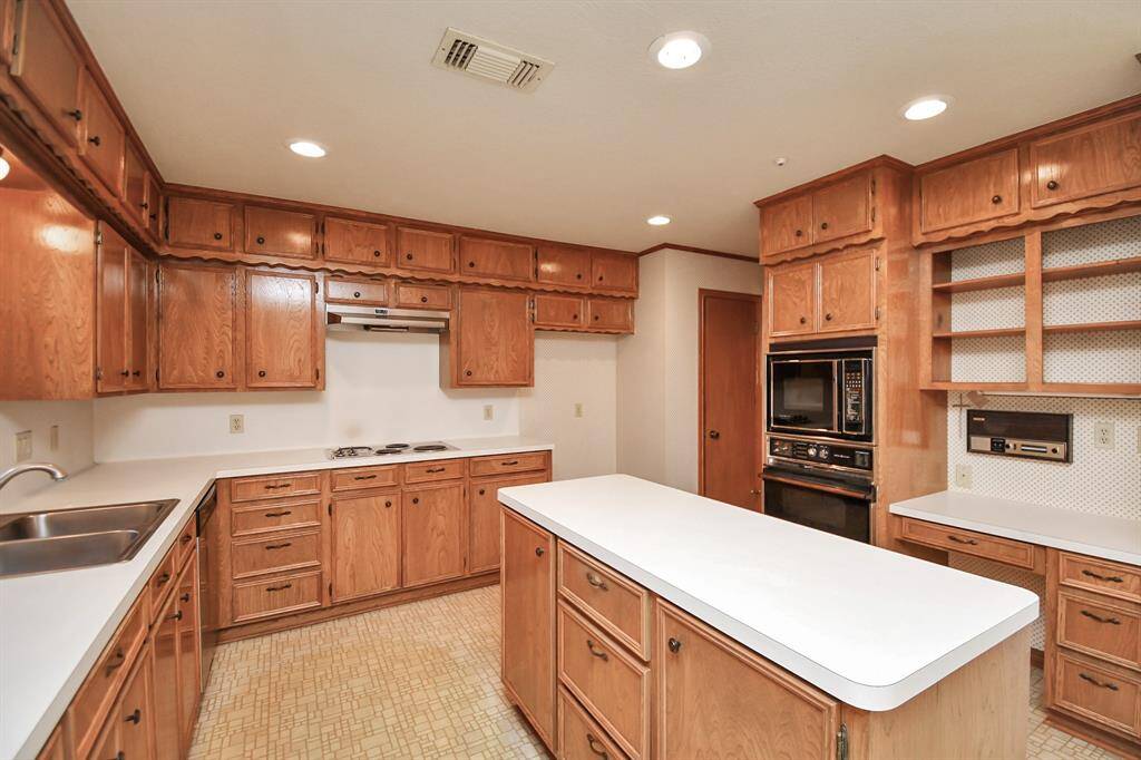 Well laid-out kitchen offers plenty space for meal prep and any little helpers who may want to assist at dinner time. Quality construction throughout this beautiful home, such as real wood cabinets and recessed lighting.