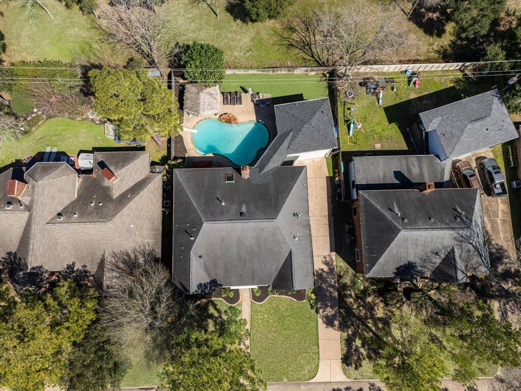 This property has an updated sprinkler system with 4 zones, and a mosquito system (ecofriendly and “green” chrysanthemum based solution - safe for kids and pets).