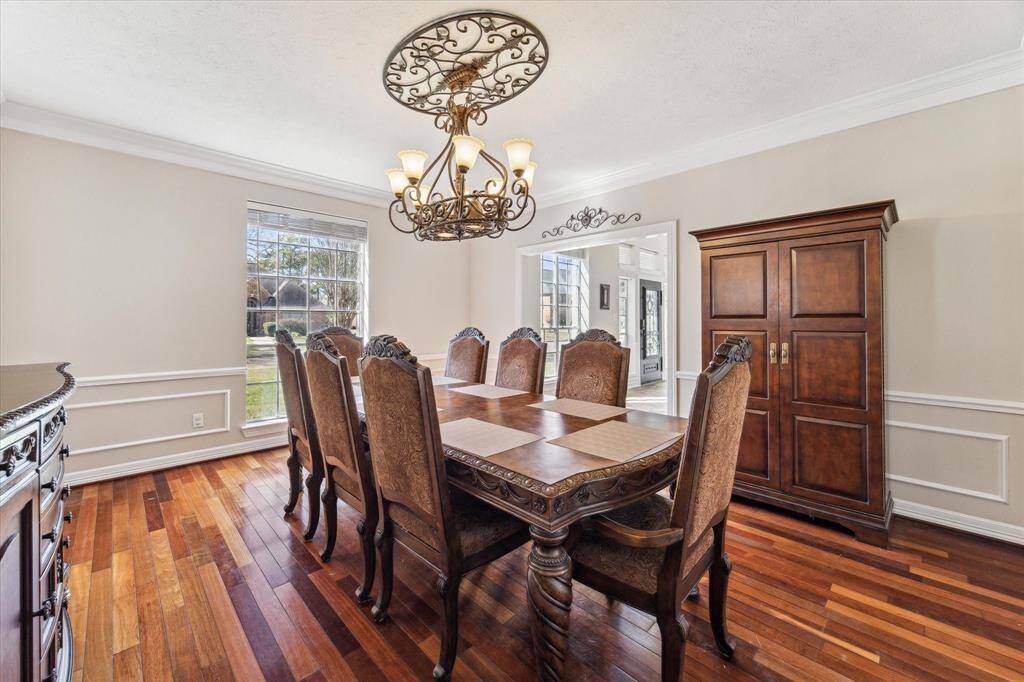 The open flow to the kitchen ensures effortless entertaining, while the large window fills the space with natural light. A perfect setting for intimate dinners and festive gatherings!