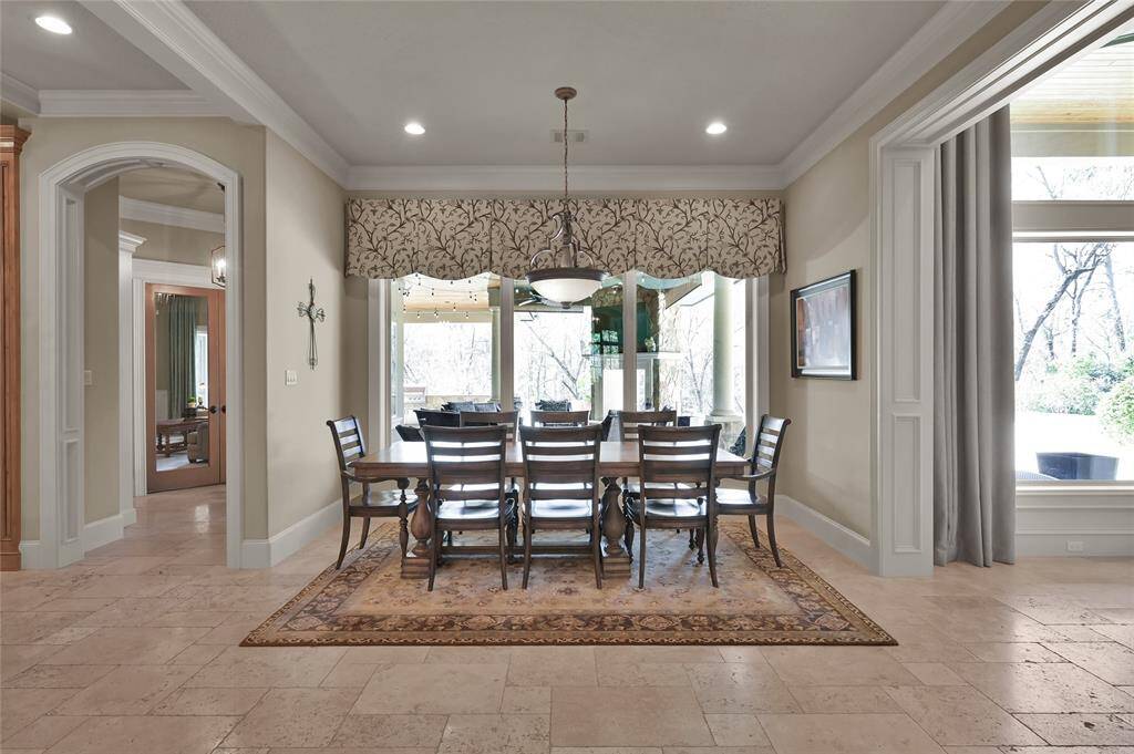 Enjoy family dining surrounded by great views!