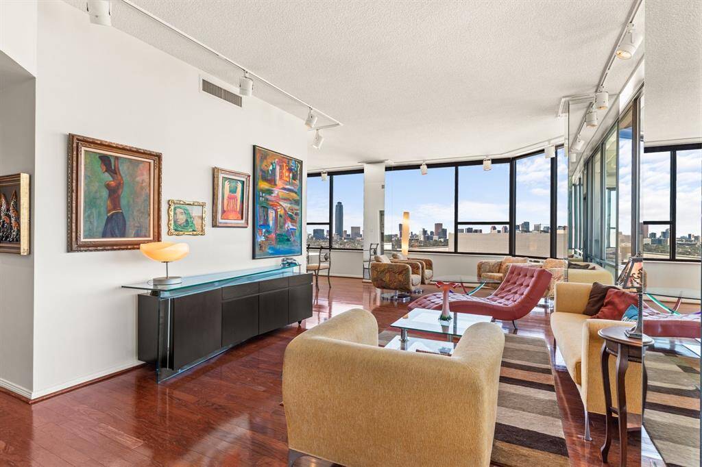 Large living room with 10 ft. ceilings and Northwest views overlooking the Galleria skyline.