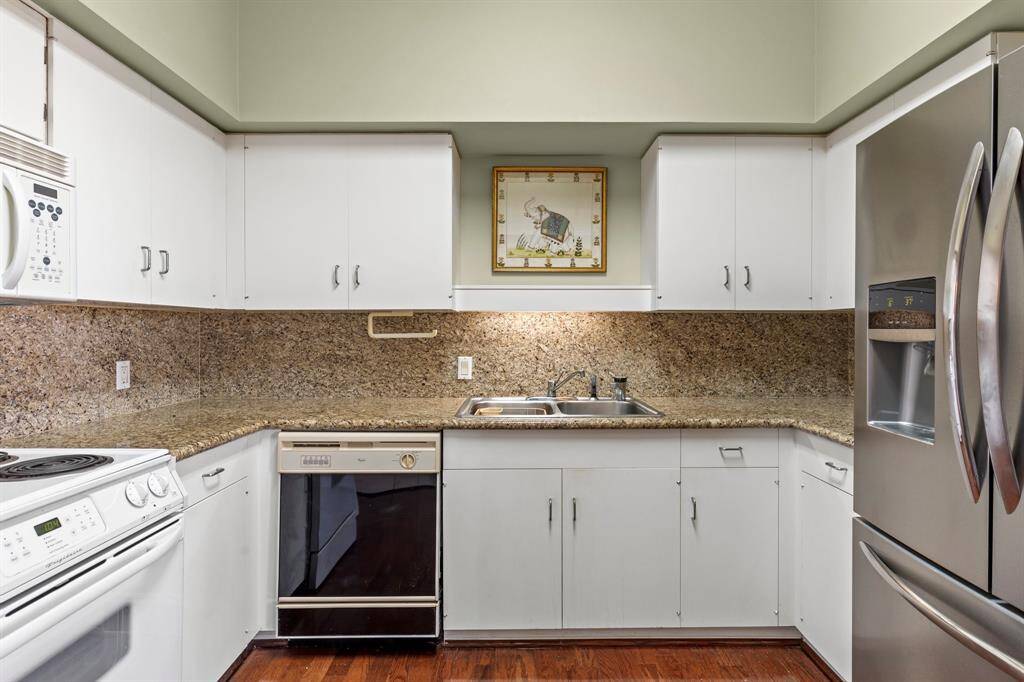 Another view of the kitchen.