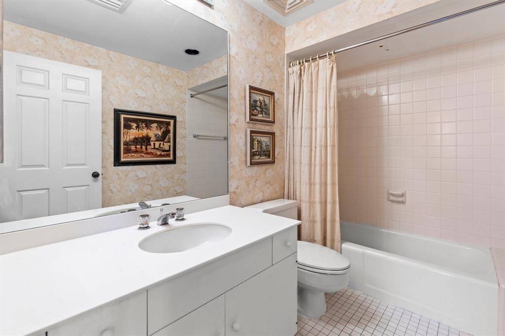 Guest bathroom.