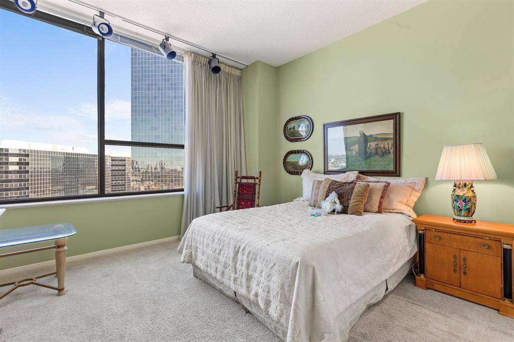 Middle guest bedroom.