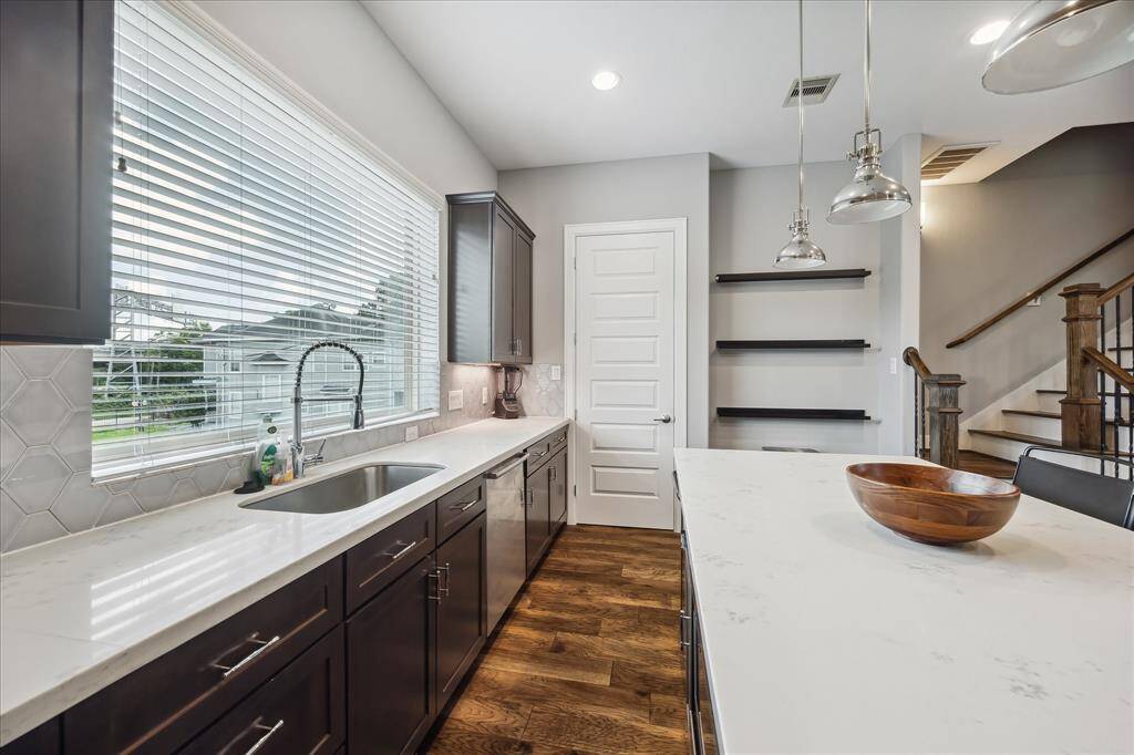 The centerpiece of the room is the exquisite granite countertops