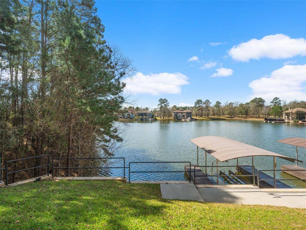 BEAUTIFUL view from the patio.Great close-in location to Houston and the open water of the lake. Removed from the lake traffic on this secluded cove. Nicely shaded.
