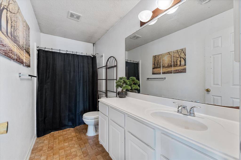 Second full bath with tub/shower combination
