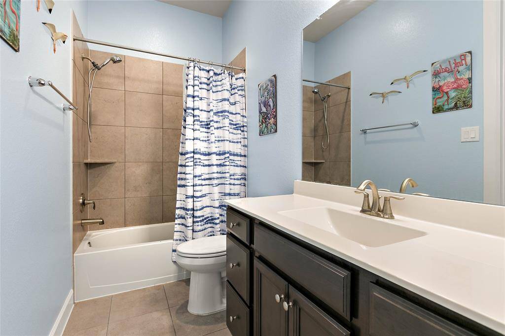 Jack n Jill bath with tub/shower combo.