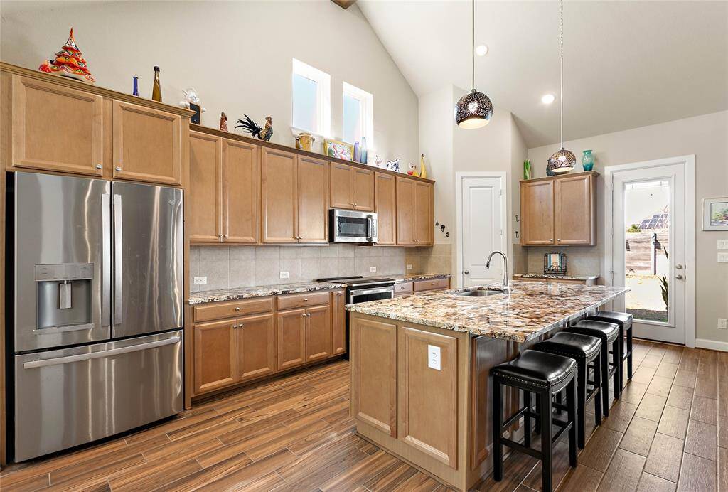 A granite clad kitchen island provides casual dining seating.