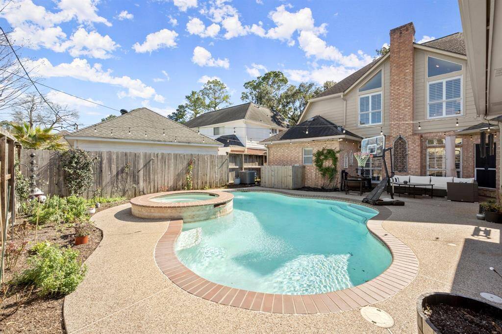 The 4' fence at the back of the home keeps pool equipment tidy and out of sight.