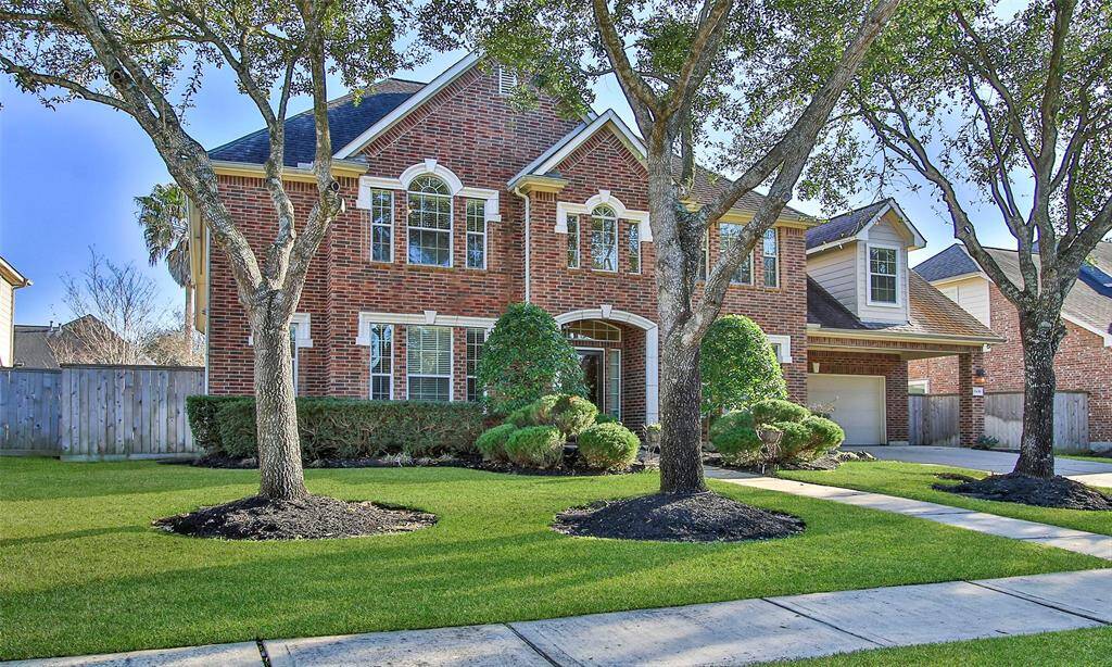 Wonderful sidewalks and private mailbox.