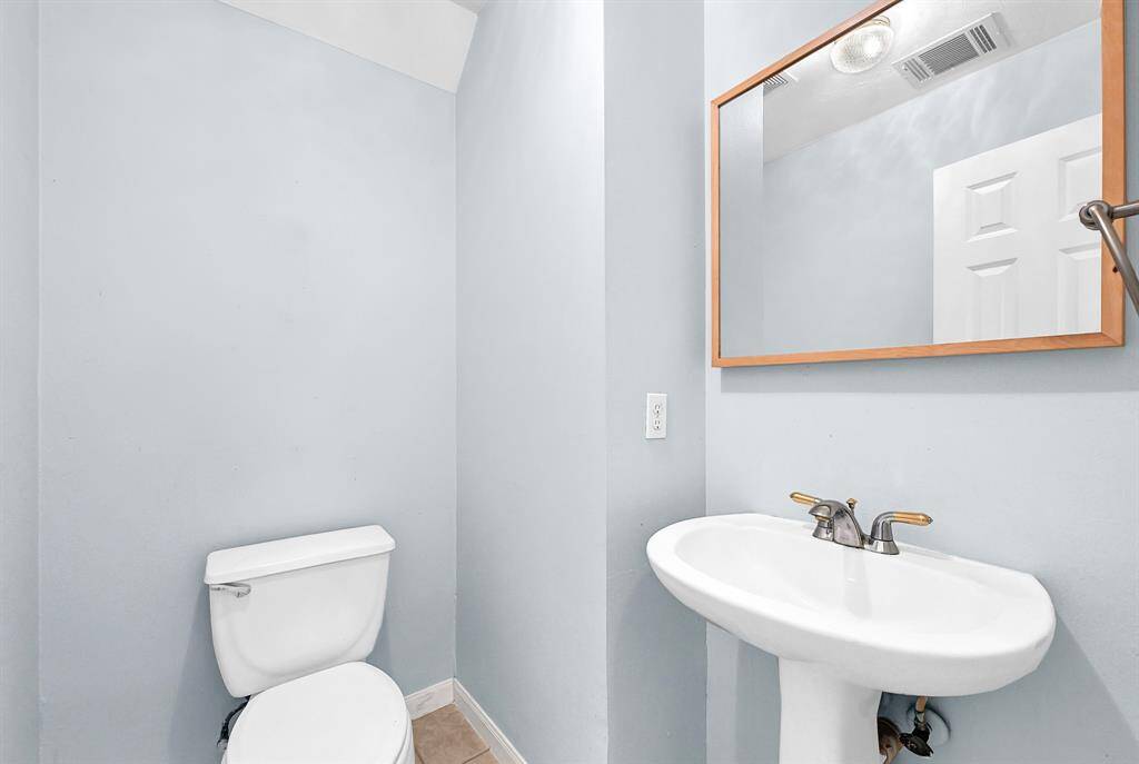 Compact and stylish bathroom perfect for guests, featuring modern fixtures and a fresh, clean design.