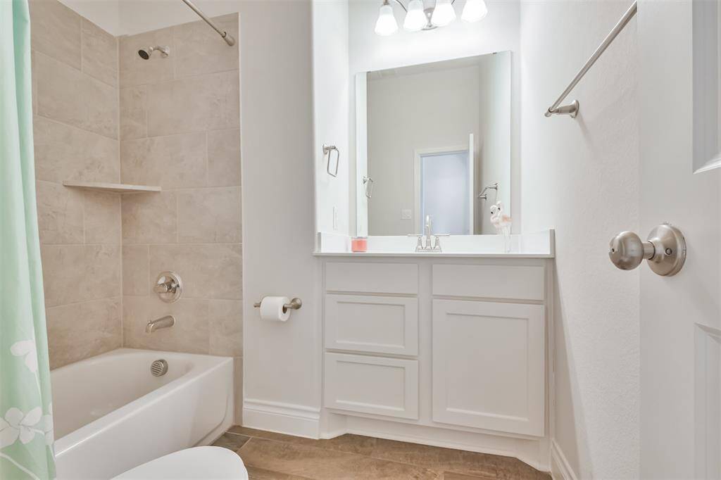 Secondary bath with tub/shower combination
