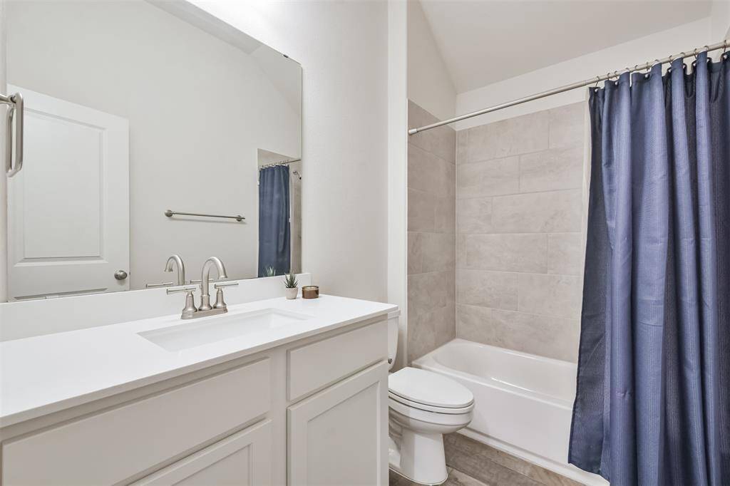 Private bathroom next to 4th bedroom