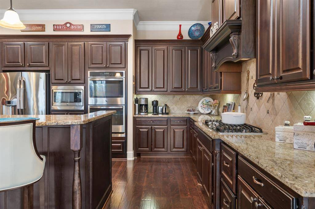 Ample STORAGE and cabinet space