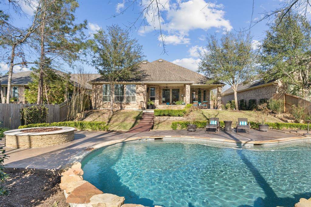 Oversized GAS firepit outside near the pool and a brand NEW fence!