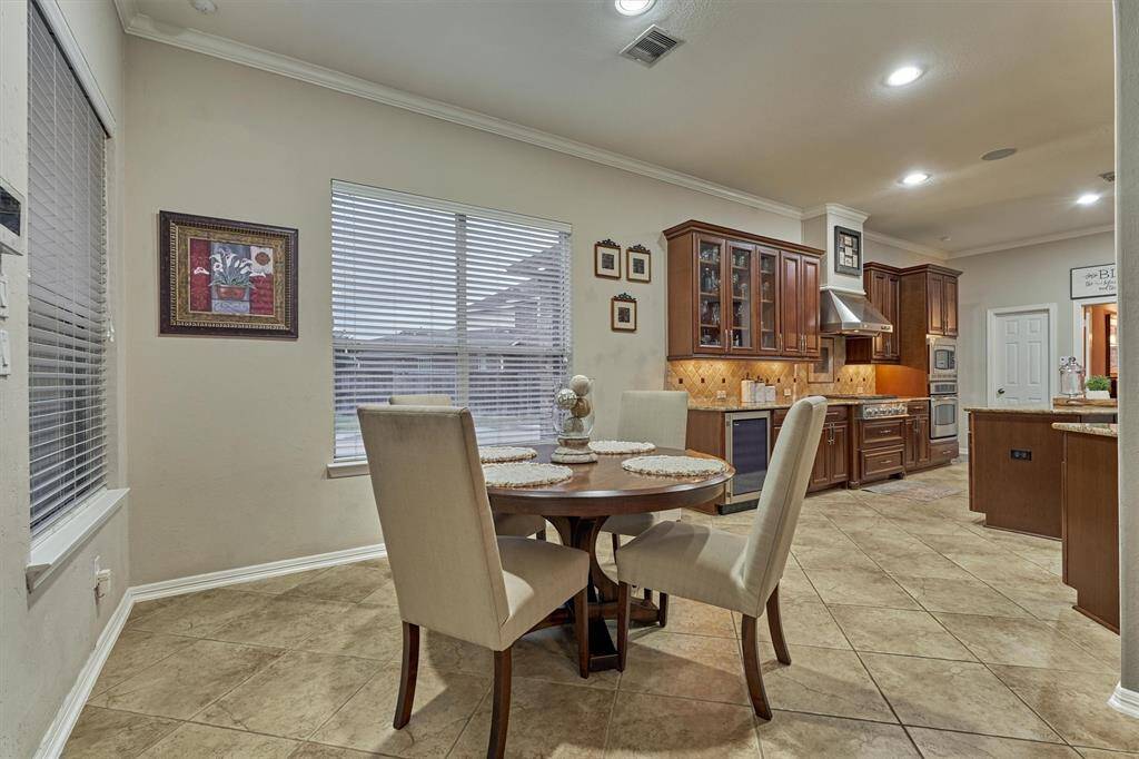 Large breakfast area!