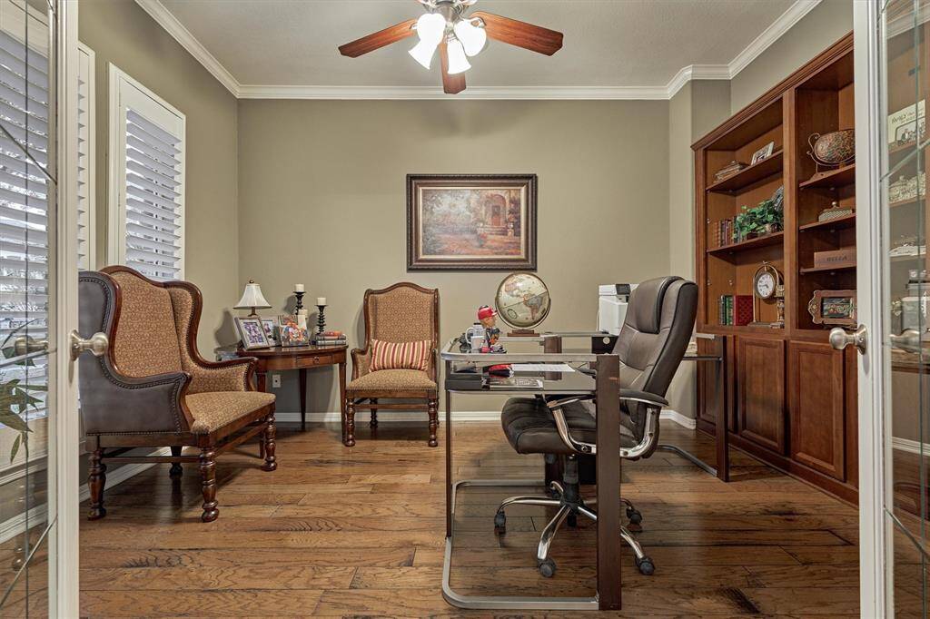 Versatile office/study space or even an additional sitting area.
