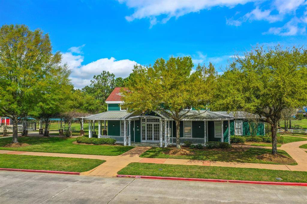 Windrose boasts beautifully designed clubhouse surrounded by lush courtyards, inviting benches, and scenic walking trails. A perfect setting for gatherings!