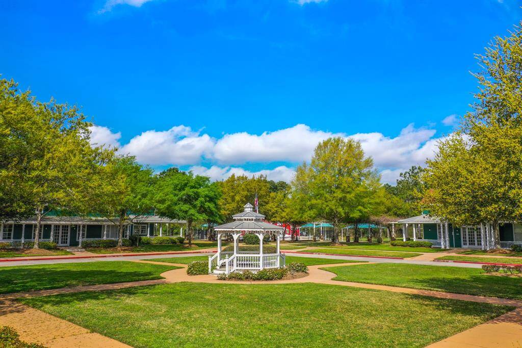 This is a ground view of the clubhouses & a stunning courtyard area w/ benches and walking trails. Many students will come and take their professional photos from this beautiful and serene courtyard.