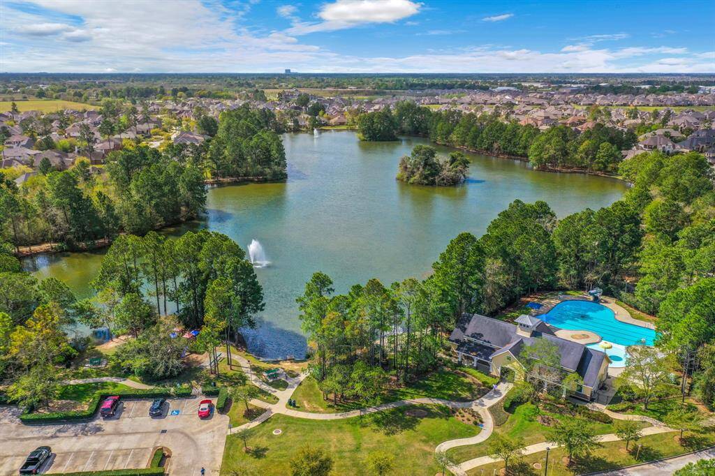 This is the SECOND amenity area that Windrose has to offer. This area is located in the Windrose West section, but is available for all to use, this is just one of the many ponds located throughout Windrose. You can fish, kayak, or just enjoy some of the natural wildlife that lives around. There are plenty of ducks!