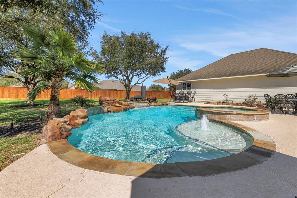 You’ll love this fabulous 6 car garage